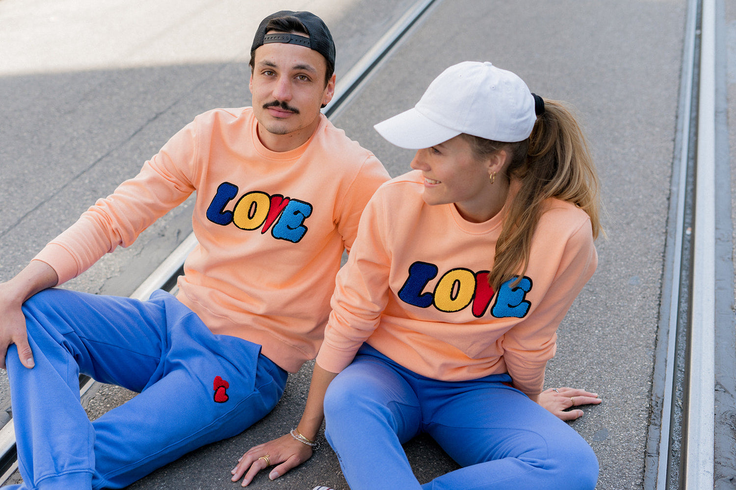 Erwachsene in CHIO MI Kollektion sitzend